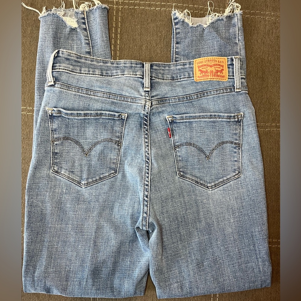 Levi’s 721 High Rise Skinny Distressed Jeans 29